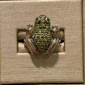 .925 frog ring with green cubic zirconia stones